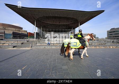 Deux policiers montés devant le Senedd Building, Cardiff Bay, pays de Galles. Banque D'Images