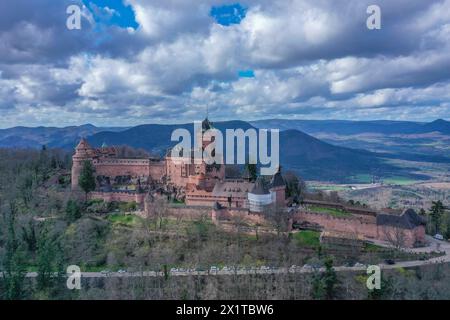 Luftaufnahme Hohkönigsburg oder Hochkönigsburg, Französisch Chateau du Haut-Koenigsbourg, Kammburg am Ostrand der Vogesen BEI Orschwiller Orschweiler, Elsass, Departement Bas-Rhin, Region Grand est, Frankreich *** vue aérienne Hohkönigsburg ou Hochkönigsburg, Château du Haut Koenigsbourg, château faîtier à l'extrémité orientale des Vosges près d'Orschwiller Orschweiler, Alsace, bas Rhin Department, région Grand est, France Banque D'Images