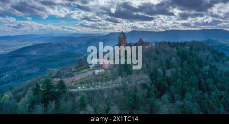 Luftaufnahme Hohkönigsburg oder Hochkönigsburg, Französisch Chateau du Haut-Koenigsbourg, Kammburg am Ostrand der Vogesen BEI Orschwiller Orschweiler, Elsass, Departement Bas-Rhin, Region Grand est, Frankreich *** vue aérienne Hohkönigsburg ou Hochkönigsburg, Château du Haut Koenigsbourg, château faîtier à l'extrémité orientale des Vosges près d'Orschwiller Orschweiler, Alsace, bas Rhin Department, région Grand est, France Banque D'Images