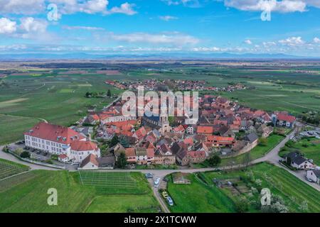 Luftaufnahme Dorf Saint-Hippolyte am Fuß der Hohkönigsburg oder Hochkönigsburg, Französisch Chateau du Haut-Koenigsbourg, Kammburg am Ostrand der Vogesen BEI Orschwiller Orschweiler, Elsass, Departement Bas-Rhin, Region Grand est, Frankreich *** vue aérienne du village de Saint Hippolyte au pied du Hohkönigsburg ou Hochkönigsburg, Château du Haut Koenigsbourg, château-crête sur la bordure orientale des Vosges près d'Orschwiller Orschweiler, Alsace, département du Bas Rhin, région Grand est, France Banque D'Images