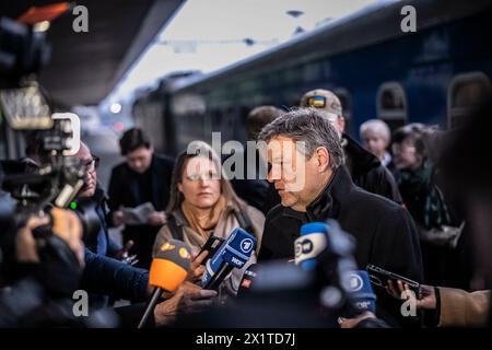 Kiev, Ukraine. 18 avril 2024. Le ministre fédéral de l'économie et de la protection du climat Robert Habeck (Alliance 90/les Verts) se rendra en Pologne, en Ukraine et en République de Moldavie du 17 au 19 avril 2024. Kiev, 18 avril 2024. Arrivée à Kiev crédit : dpa/Alamy Live News Banque D'Images