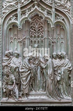 MILAN, ITALIE - 16 SEPTEMBRE 2024 : le détail de la porte principale en bronze de la cathédrale - épouse de nouveaux Joseph et Vierge Marie - par Ludovico Pogliaghi Banque D'Images