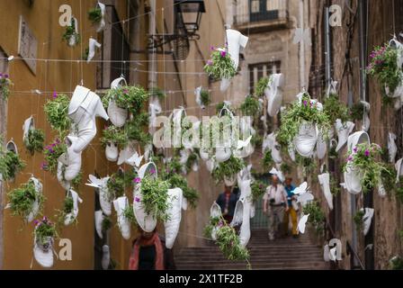 Gérone, Espagne, 18 mai 2013 : une promenade dans le jardin de chaussures fleuri pendant le festival Girona temps de Flors Banque D'Images