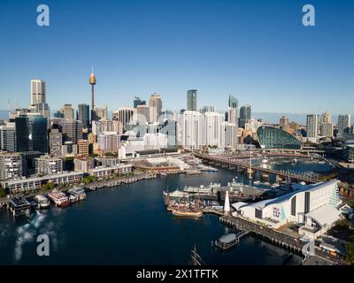 Sydney, Australie - 19 juillet 2023 : vue aérienne du tout nouveau quartier des affaires et des divertissements de Darling Harbor à Sydney par une journée ensoleillée. Banque D'Images