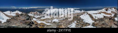 Pacific Crest Trail. Une vue panoramique sur une chaîne de montagnes avec des sommets enneigés et un ciel bleu clair Banque D'Images