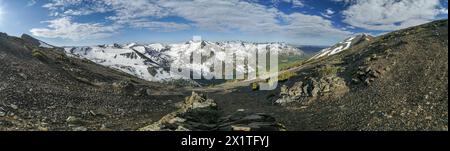 Pacific Crest Trail. Une vue panoramique sur une chaîne de montagnes avec des sommets enneigés et un lac au premier plan Banque D'Images