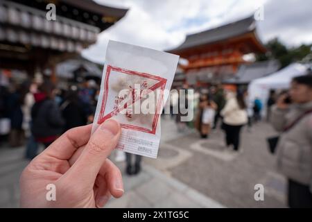 Kyoto, Japon - 2 février 2024 : Yasaka Shrine Setsubun Festival. Les haricots grillés Fortune 'fukumame'. Banque D'Images