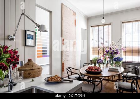 Fleurs coupées sur table avec cloison de séparation dans la maison moderne de Chelsea, Londres, Royaume-Uni Banque D'Images