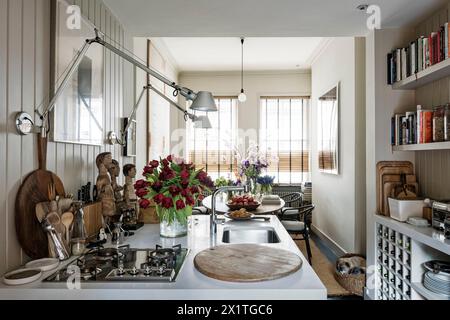 Coupez les tulipes et les lampes anglepoise dans le restaurant de cuisine ouvert de Chelsea Home, Londres, Royaume-Uni Banque D'Images