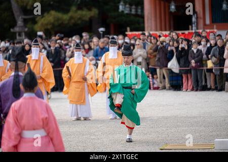 Kyoto, Japon - 3 février 2024 : festival Setsubun du sanctuaire Heian Jingu. Cérémonie traditionnelle japonaise du rituel shinto. Banque D'Images