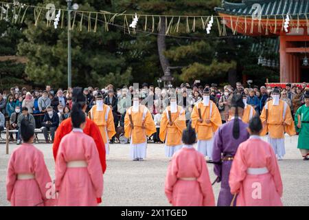 Kyoto, Japon - 3 février 2024 : festival Setsubun du sanctuaire Heian Jingu. Cérémonie traditionnelle japonaise du rituel shinto. Banque D'Images