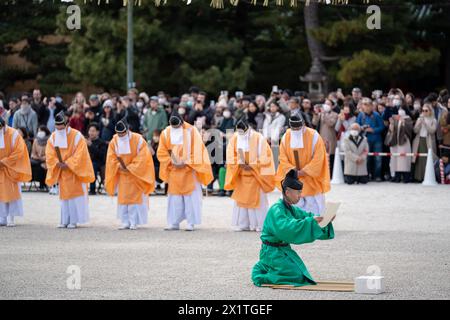 Kyoto, Japon - 3 février 2024 : festival Setsubun du sanctuaire Heian Jingu. Cérémonie traditionnelle japonaise du rituel shinto. Banque D'Images