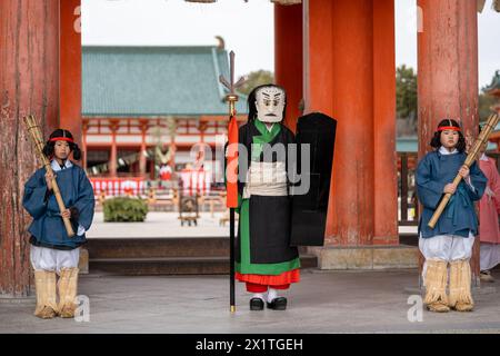 Kyoto, Japon - 3 février 2024 : festival Setsubun du sanctuaire Heian Jingu. Cérémonie traditionnelle japonaise du rituel shinto. Banque D'Images