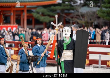 Kyoto, Japon - 3 février 2024 : festival Setsubun du sanctuaire Heian Jingu. Cérémonie traditionnelle japonaise du rituel shinto. Banque D'Images