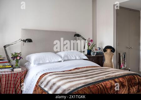 Lampes Anglepoise au chevet avec mannequin vintage dans la maison Chelsea, Londres, Royaume-Uni Banque D'Images
