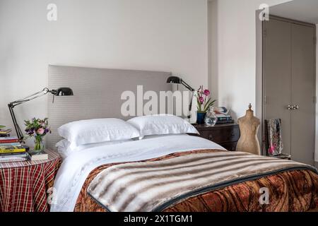 Lampes Anglepoise au chevet avec mannequin vintage dans la maison Chelsea, Londres, Royaume-Uni Banque D'Images