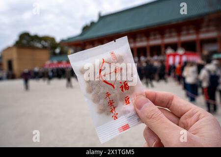 Kyoto, Japon - 3 février 2024 : festival Setsubun du sanctuaire Heian Jingu. Les haricots grillés Fortune 'fukumame'. Banque D'Images