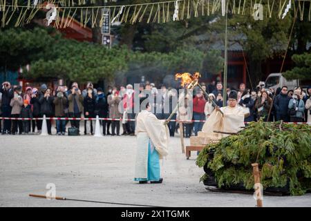 Kyoto, Japon - 3 février 2024 : festival Setsubun du sanctuaire Heian Jingu. Cérémonie traditionnelle japonaise du rituel shinto. Banque D'Images