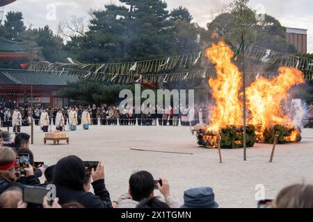 Kyoto, Japon - 3 février 2024 : festival Setsubun du sanctuaire Heian Jingu. Cérémonie traditionnelle japonaise du rituel shinto. Banque D'Images