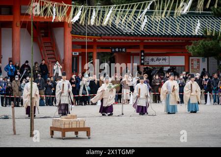 Kyoto, Japon - 3 février 2024 : festival Setsubun du sanctuaire Heian Jingu. Cérémonie traditionnelle japonaise du rituel shinto. Banque D'Images