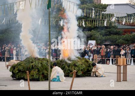 Kyoto, Japon - 3 février 2024 : festival Setsubun du sanctuaire Heian Jingu. Cérémonie traditionnelle japonaise du rituel shinto. Banque D'Images