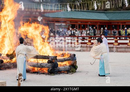 Kyoto, Japon - 3 février 2024 : festival Setsubun du sanctuaire Heian Jingu. Cérémonie traditionnelle japonaise du rituel shinto. Banque D'Images