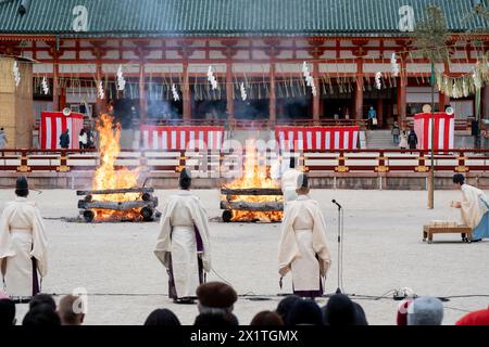 Kyoto, Japon - 3 février 2024 : festival Setsubun du sanctuaire Heian Jingu. Cérémonie traditionnelle japonaise du rituel shinto. Banque D'Images