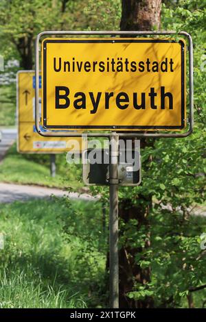 Bayreuth, Allemagne. 18 avril 2024. Un panneau de Bayreuth. La police allemande a arrêté deux hommes à Bayreuth pour espionnage présumé pour la Russie et repérage de cibles possibles pour des attaques en Allemagne. Selon le procureur général fédéral, les deux russo-allemands ont été impliqués dans des activités de sabotage qui visaient notamment à «saper le soutien militaire fourni par l'Allemagne à l'Ukraine contre la guerre d'agression russe». Crédit : Daniel Löb/dpa/Alamy Live News Banque D'Images