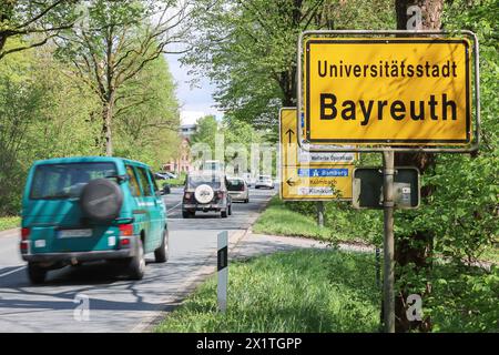 Bayreuth, Allemagne. 18 avril 2024. Un panneau de Bayreuth. La police allemande a arrêté deux hommes à Bayreuth pour espionnage présumé pour la Russie et repérage de cibles possibles pour des attaques en Allemagne. Selon le procureur général fédéral, les deux russo-allemands ont été impliqués dans des activités de sabotage qui visaient notamment à «saper le soutien militaire fourni par l'Allemagne à l'Ukraine contre la guerre d'agression russe». Crédit : Daniel Löb/dpa/Alamy Live News Banque D'Images