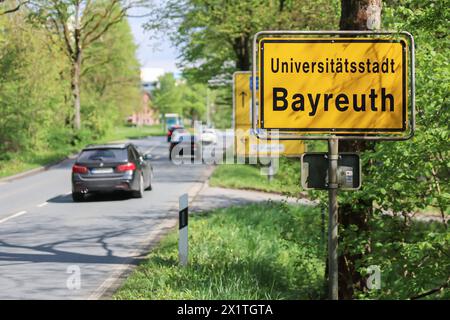 Bayreuth, Allemagne. 18 avril 2024. Un panneau de Bayreuth. La police allemande a arrêté deux hommes à Bayreuth pour espionnage présumé pour la Russie et repérage de cibles possibles pour des attaques en Allemagne. Selon le procureur général fédéral, les deux russo-allemands ont été impliqués dans des activités de sabotage qui visaient notamment à «saper le soutien militaire fourni par l'Allemagne à l'Ukraine contre la guerre d'agression russe». Crédit : Daniel Löb/dpa/Alamy Live News Banque D'Images