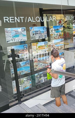 Costa Adeje, Tenerife, 18 avril 2024 - les gens regardent et quelle propriété est disponible à louer et acheter à Costa Adeje, Tenerife. L'augmentation du tourisme avec de nombreuses maisons converties en Airbnb a poussé la location résidentielle et les prix des maisons à la hausse. Crédit : arrêtez Press Media/Alamy Live News Banque D'Images