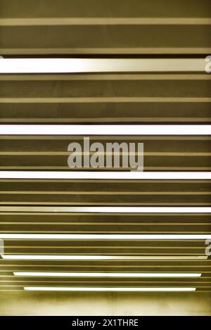 Lumières au plafond dans une salle de bureau. Banque D'Images