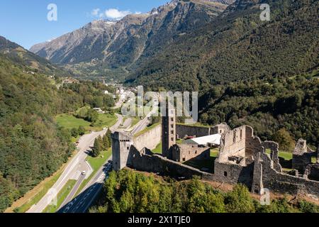 Images aériennes par drone des ruines du château de Mesocco surplombant la route du col de San Bernardino dans le canton de Graubunden en Suisse. Banque D'Images