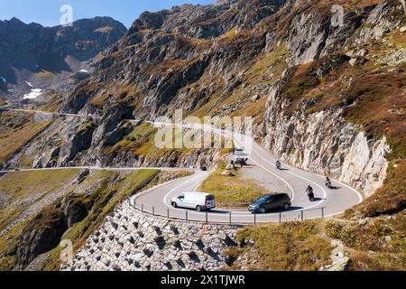 Sunsten Pass, Suisse : voitures et motos conduisent sur la montagne du col de Susten entre les cantons de Berne et Uri dans les alpes en été à Switze Banque D'Images