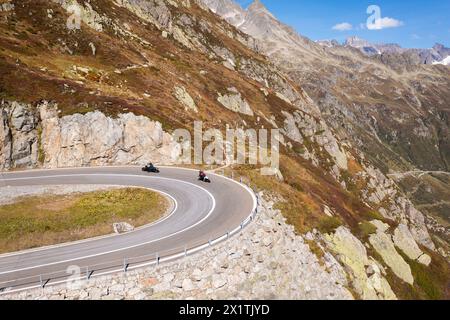 Sunsten Pass, Suisse : vue aérienne de motos circulant le long du col de Susten dans le canton d'Uri dans les alpes par une journée ensoleillée d'été en Suisse Banque D'Images