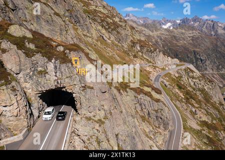 Col du Sunsten, Suisse : voitures et motos conduisent sur la montagne du col du Susten entre les cantons de Berne et Uri avec le glacier Stein dans le A. Banque D'Images