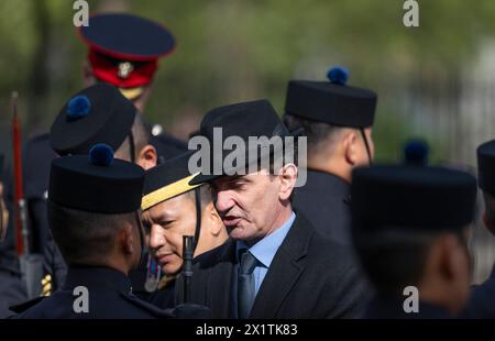 Caserne de Wellington, Londres, Royaume-Uni. 18 avril 2024. Les signaux Gurkha de la reine reçoivent leur inspection d'aptitude au rôle pour s'assurer qu'ils sont prêts à assumer les fonctions publiques cérémonielles gardant Buckingham Palace, la Tour de Londres, le Palais St James et le Château de Windsor. Sous la direction de la Division des ménages, ils ont fait l'objet d'inspections rigoureuses et de pratiques de forage pour les élever au niveau le plus élevé. Ils mettent tout ce qu'ils ont appris et répété en pratique alors qu'ils font face à leur Fit for Role inspection sur le terrain de la parade de la caserne Wellington inspecté par le major de brigade, l'adjudant London Banque D'Images