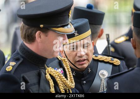 Caserne de Wellington, Londres, Royaume-Uni. 18 avril 2024. Les signaux Gurkha de la reine reçoivent leur inspection d'aptitude au rôle pour s'assurer qu'ils sont prêts à assumer les fonctions publiques cérémonielles gardant Buckingham Palace, la Tour de Londres, le Palais St James et le Château de Windsor. Sous la direction de la Division des ménages, ils ont fait l'objet d'inspections rigoureuses et de pratiques de forage pour les élever au niveau le plus élevé. Ils mettent tout ce qu'ils ont appris et répété en pratique alors qu'ils font face à leur Fit for Role inspection sur le terrain de la parade de la caserne Wellington inspecté par le major de brigade, l'adjudant London Banque D'Images