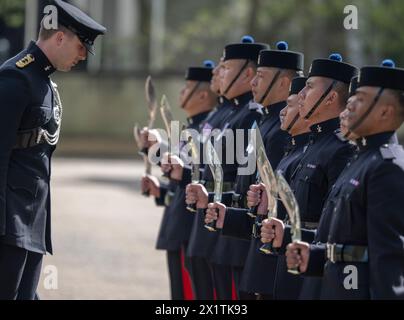 Caserne de Wellington, Londres, Royaume-Uni. 18 avril 2024. Les signaux Gurkha de la reine reçoivent leur inspection d'aptitude au rôle pour s'assurer qu'ils sont prêts à assumer les fonctions publiques cérémonielles gardant Buckingham Palace, la Tour de Londres, le Palais St James et le Château de Windsor. Sous la direction de la Division des ménages, ils ont fait l'objet d'inspections rigoureuses et de pratiques de forage pour les élever au niveau le plus élevé. Ils mettent tout ce qu'ils ont appris et répété en pratique alors qu'ils font face à leur Fit for Role inspection sur le terrain de la parade de la caserne Wellington inspecté par le major de brigade, l'adjudant London Banque D'Images