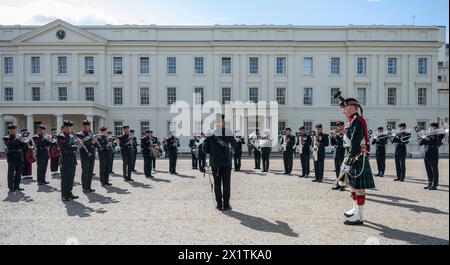 Caserne de Wellington, Londres, Royaume-Uni. 18 avril 2024. Les signaux Gurkha de la reine reçoivent leur inspection d'aptitude au rôle pour s'assurer qu'ils sont prêts à assumer les fonctions publiques cérémonielles gardant Buckingham Palace, la Tour de Londres, le Palais St James et le Château de Windsor. Sous la direction de la Division des ménages, ils ont fait l'objet d'inspections rigoureuses et de pratiques de forage pour les élever au niveau le plus élevé. Ils mettent tout ce qu'ils ont appris et répété en pratique alors qu'ils font face à leur Fit for Role inspection sur le terrain de la parade de la caserne Wellington inspecté par le major de brigade, l'adjudant London Banque D'Images