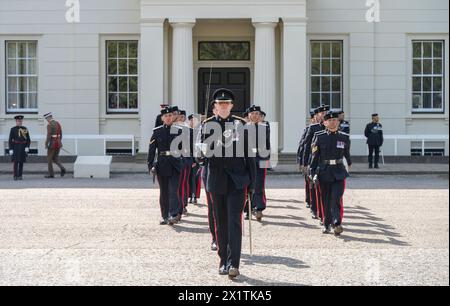 Caserne de Wellington, Londres, Royaume-Uni. 18 avril 2024. Les signaux Gurkha de la reine reçoivent leur inspection d'aptitude au rôle pour s'assurer qu'ils sont prêts à assumer les fonctions publiques cérémonielles gardant Buckingham Palace, la Tour de Londres, le Palais St James et le Château de Windsor. Sous la direction de la Division des ménages, ils ont fait l'objet d'inspections rigoureuses et de pratiques de forage pour les élever au niveau le plus élevé. Ils mettent tout ce qu'ils ont appris et répété en pratique alors qu'ils font face à leur Fit for Role inspection sur le terrain de la parade de la caserne Wellington inspecté par le major de brigade, l'adjudant London Banque D'Images