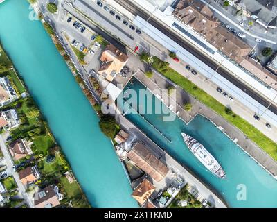 Interlaken, Suisse : vue aérienne de haut en bas de la vieille ville d'Interlaken par la gare et l'embarcadère des bateaux de croisière par la rivière Aar dans le canton de Berne Banque D'Images