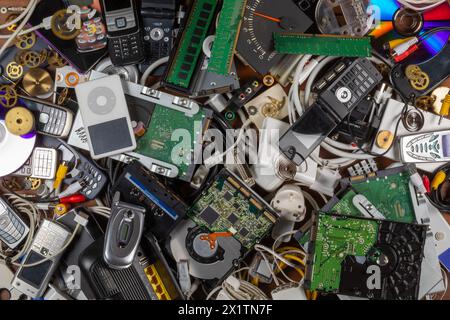 Déchets électriques périmés à recycler Banque D'Images