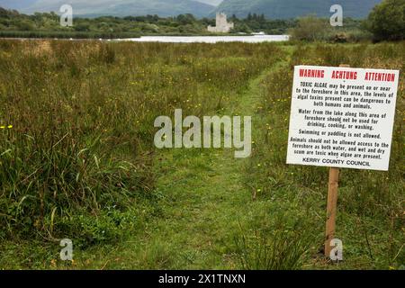 Algues toxiques panneau d'avertissement pour l'eau contaminée à Lough Leane ou Lower Lake dans le parc national de Killarney, comté de Kerry, Irlande Banque D'Images