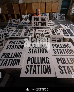 Rob Bates, fonctionnaire électoral de North Devon, trie les panneaux du bureau de scrutin en préparation des élections locales du 2 mai 2024 Banque D'Images