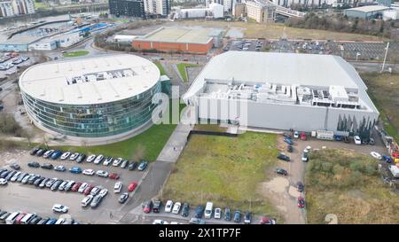 11 février 2024, Cardiff. Vue aérienne de la Vindico Arena et de la piscine internationale et gymnase de Cardiff, qui font partie du Village sportif international de Cardif Banque D'Images