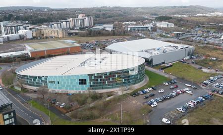 11 février 2024, Cardiff. Vue aérienne de la Vindico Arena et de la piscine internationale et gymnase de Cardiff, qui font partie du Village sportif international de Cardif Banque D'Images