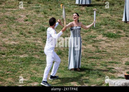 Olympia, Grèce - 15 avril 2024 : cérémonie olympique d'allumage des flammes pour les Jeux Olympiques d'été de Paris 2024 à Olympie antique, Grèce Banque D'Images