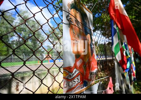 ©PHOTOPQR/Ouest FRANCE/Franck Dubray ; Imola ; 18/04/2024 ; Statue du pilote brésilien Ayrton Senna sur le circuit d' Imola en Italie , lieu où il a perdu la vie il y a 30 ans , le 1er mai 1994 lors du grand prix de formule 1 d'Italie. (Photo Franck Dubray) - Statue du pilote brésilien Ayrton Senna sur le circuit d'Imola en Italie, l'endroit où il a perdu la vie il y a 30 ans, le 1er mai 1994 lors du Grand prix italien de formule 1 Banque D'Images