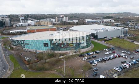 11 février 2024, Cardiff. Vue aérienne de la Vindico Arena et de la piscine internationale et gymnase de Cardiff, qui font partie du Village sportif international de Cardif Banque D'Images